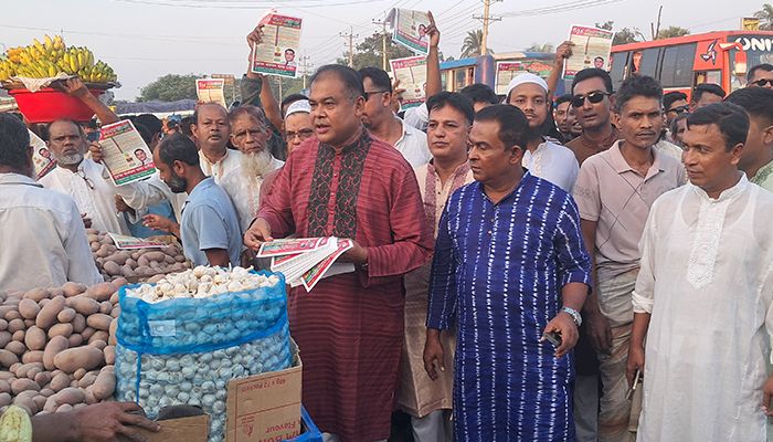 বিএনপির মনোনয়ন প্রত্যাশী আক্তারুলের ৩১ দফার লিফলেট বিতরণ