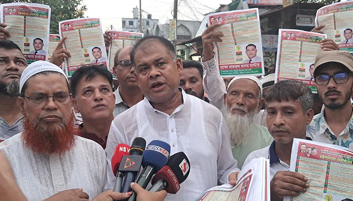 বিএনপির ৩১ দফা বাস্তবায়নে আক্তারুল আলমের লিফলেট বিতরণ