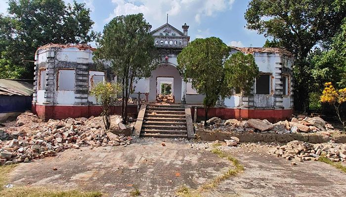 ‘মিনিস্টার বাড়ি’ রক্ষায় একদিকে মানবন্ধন, অন্যদিকে চলছে ভাঙা
