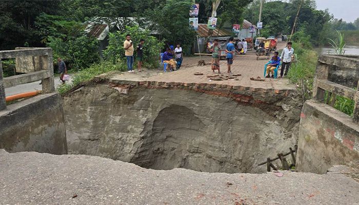 বালুখেকোদের জন্যই ব্রিজের অ্যাপ্রোচে বারবার ধস