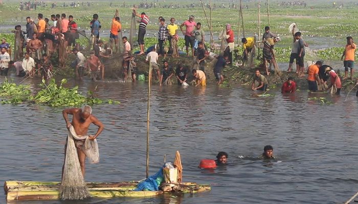 বুড়িরবাঁধে মাছ ধরার উৎসবে এবার হতাশা