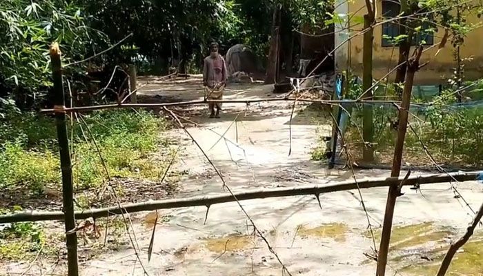 মসজিদের পথে বাঁশের বেড়া, চরম দুর্ভোগ