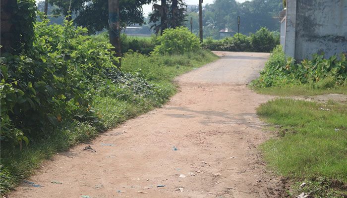 ঠিকাদারের বেয়াইয়ের বাধায় পাকা হয়নি ২০০ ফুট সড়ক