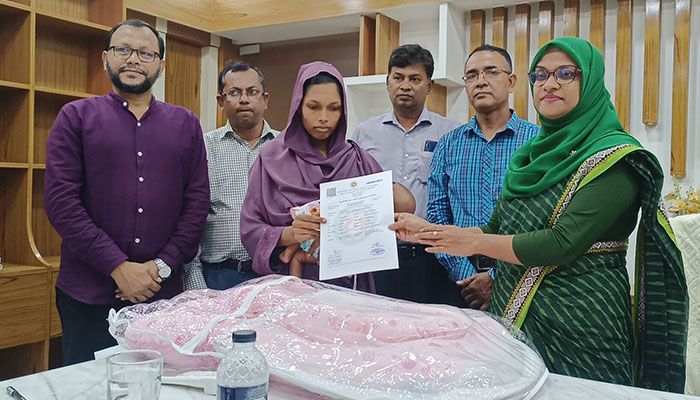 জন্ম নিবন্ধন: বিশেষ উপহার পেল ৫ নবজাতক