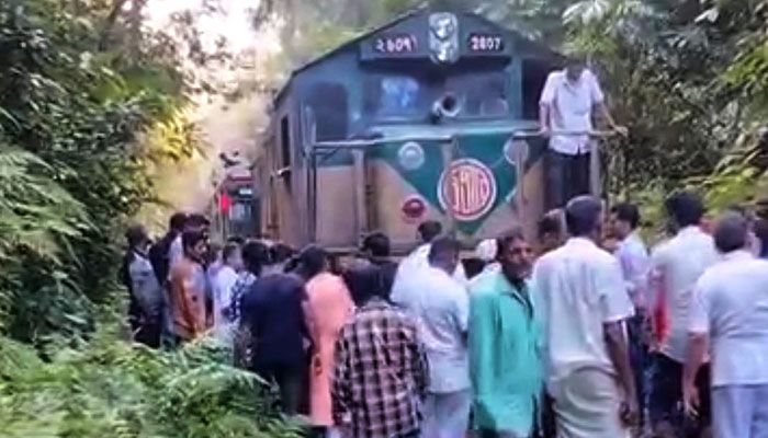 লাউয়াছড়ায় ৪০ মিনিট আটকা পাহাড়িকা এক্সপ্রেস