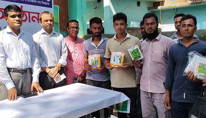 হাকিমপুরে কৃষকদের মাঝে বিনামূল্যে বীজ ও সার বিতরণ