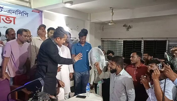 মানিকগঞ্জে সারজিস আলমের  সঙ্গে বৈষম্যবিরোধী  নেতার বাগবিতণ্ডা