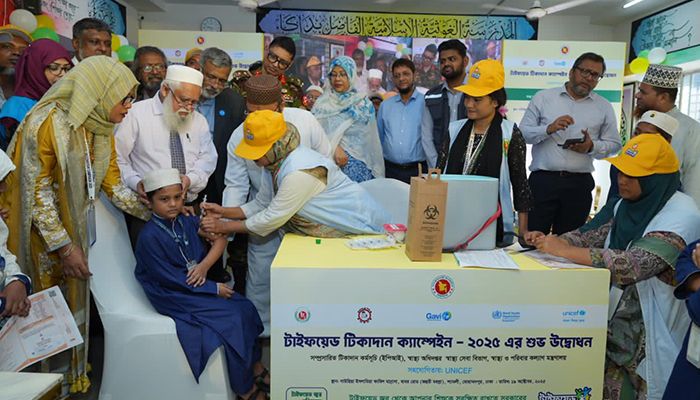 প্রথমবারের মতো মাদ্রাসা শিক্ষার্থীদের দেওয়া হচ্ছে টাইফয়েড টিকা