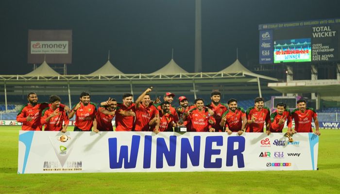 শারজার মাঠে বাংলাদেশ দলের সিরিজ জয়ের উল্লাস -ছবি : সংগৃহীত