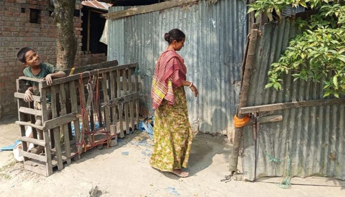 কাঠের খাঁচায় বন্দী অরণ্যের জীবন