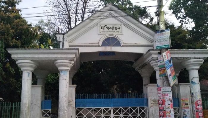সন্ধ্যার পরই অপরাধীদের দখলে পৌর পার্ক