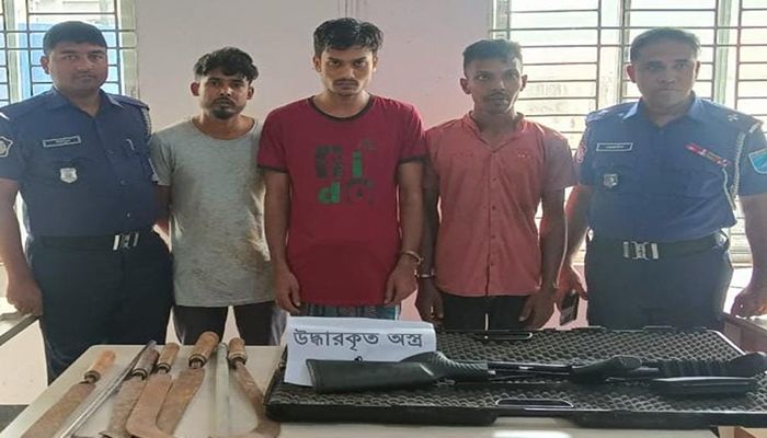 আশুলিয়ায় বিপুল অস্ত্রসহ ৩ সন্ত্রাসী আটক