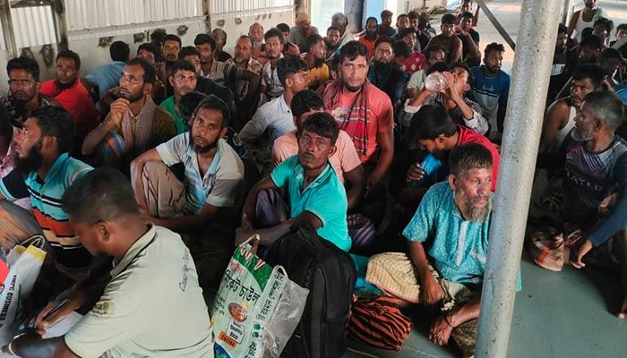 নিষেধাজ্ঞা অমান্য করে ইলিশ শিকার, ট্রলারসহ ১০৪ জেলে আটক