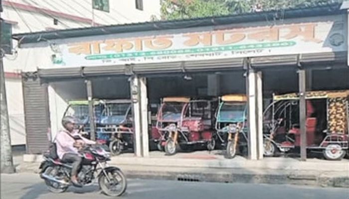 ‘কেবল সড়কেই অবৈধ, শোরুমে বৈধ?’