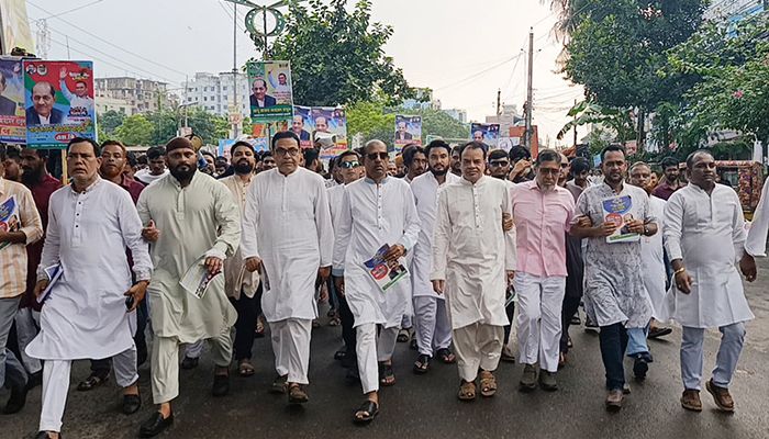 তারেক রহমানের ৩১ দফার লিফলেট বিতরণ বাবুলের
