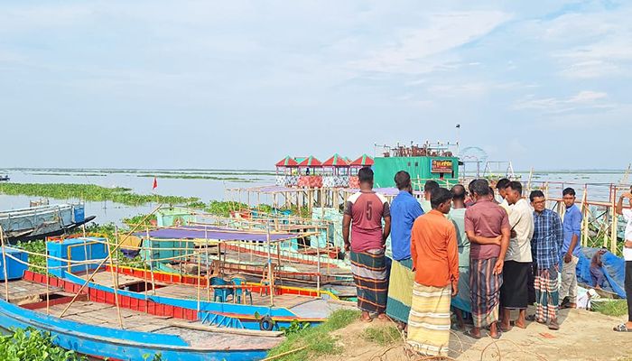 চাঁদা না পেয়ে ১০ নৌকা আটকে দিলেন বিএনপি নেতা 