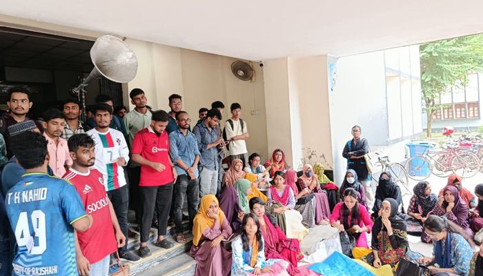 নির্দিষ্ট সময়ে প্রাথমিক তদন্ত প্রতিবেদন প্রকাশ না হওয়ায় বিক্ষোভ