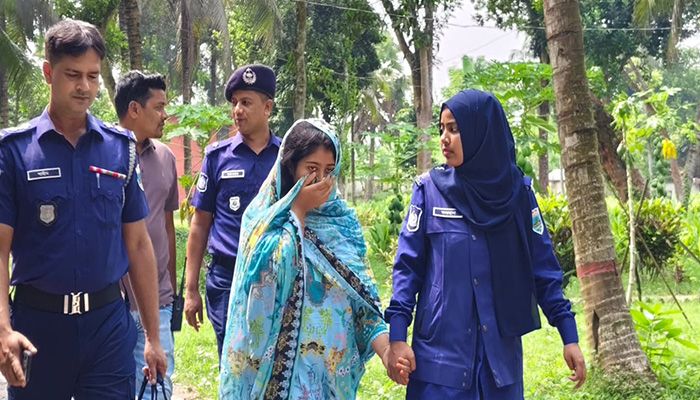 দাদিকে খুন করে গহনা লুট, কথিত স্বামীসহ নাতনী গ্রেপ্তার