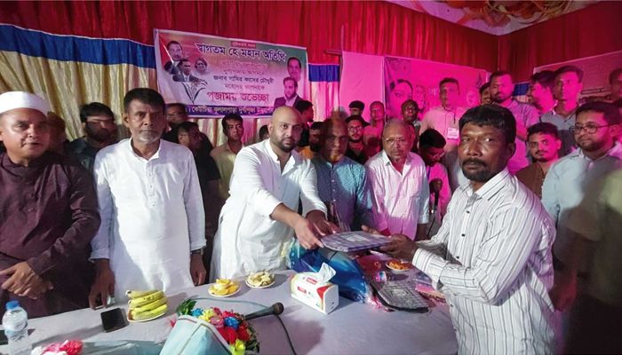 দুর্গাপূজা উপলক্ষে রাউজানে বস্ত্র বিতরণ