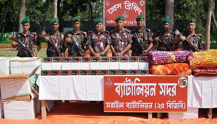 ব্রাহ্মণবাড়িয়ায় সাড়ে ১২ কোটি টাকার মোবাইল ডিসপ্লে ও কম্বল জব্দ