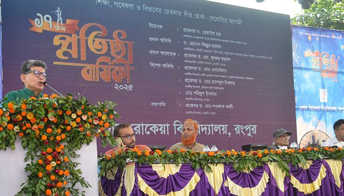বেগম রোকেয়া বিশ্ববিদ্যালয়ের ১৭তম প্রতিষ্ঠাবার্ষিকীর অনুষ্ঠানে প্রধান অতিথির বক্তব্য দেন ড. হোসেন জিল্লুর। প্রবা ফটো