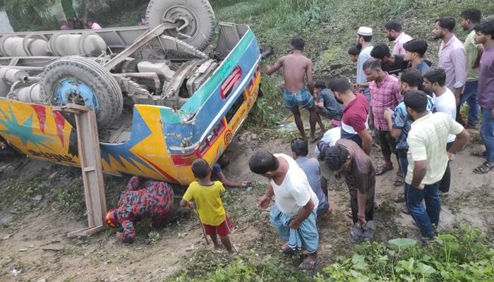 মাধবপুরে যাত্রীবাহী একটি বাস নিয়ন্ত্রণ হারিয়ে খাদে পড়ে যায়। প্রবা ফটো