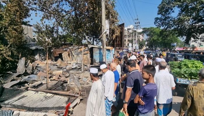 চাঁদপুরে সিলিন্ডার বিস্ফোরণে ১০ ব্যবসা প্রতিষ্ঠান পুড়ে ছাই