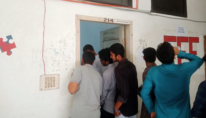 ব্যালটে প্রিসাইডিং অফিসারের স্বাক্ষর ছাড়াই ভোট প্রদানের অভিযোগ