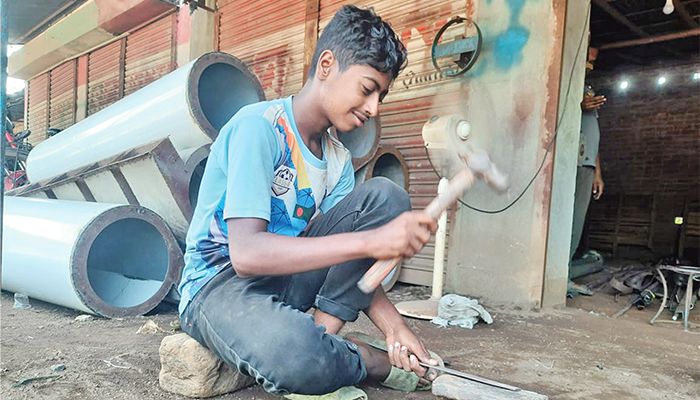দারিদ্র্য নিভিয়ে দিচ্ছে শিক্ষার আলো