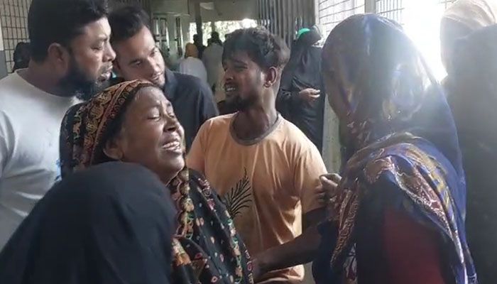 হাসপাতালে নিহতের স্বজনদের আহাজারি। প্রবা ফটো