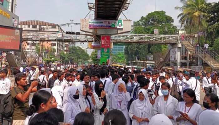 অধ্যক্ষের আহ্বানে সড়ক ছাড়লেন শিক্ষার্থীরা