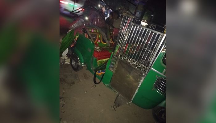 মানিকগঞ্জে ট্রাক-সিএনজি মুখোমুখি সংঘর্ষে নিহত ১