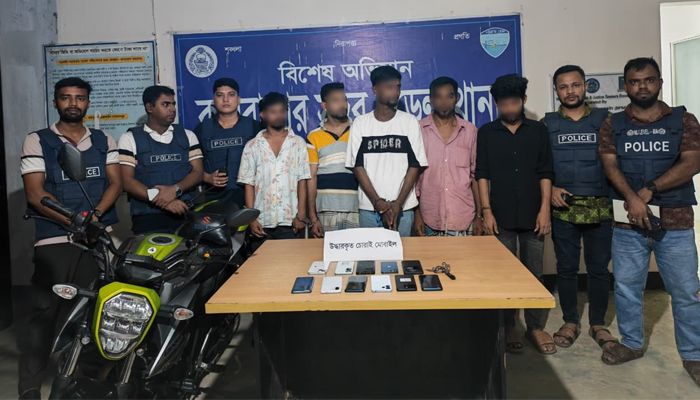 কক্সবাজারে পর্যটকের মোবাইল ছিনতাই, গ্রেপ্তার ৫