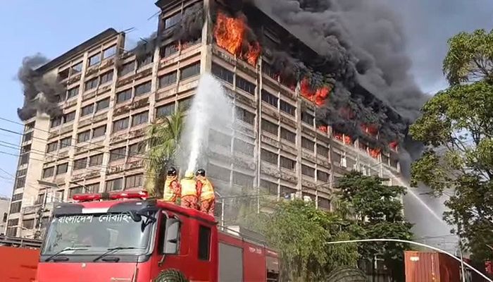 সিইপিজেডে কারখানার আগুন ১৭ ঘণ্টা পর নিয়ন্ত্রণে