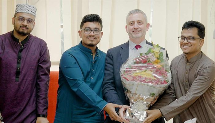 ডাকসু নেতৃবৃন্দের সাথে ইইউ রাষ্ট্রদূতের সৌজন্য সাক্ষাৎ 