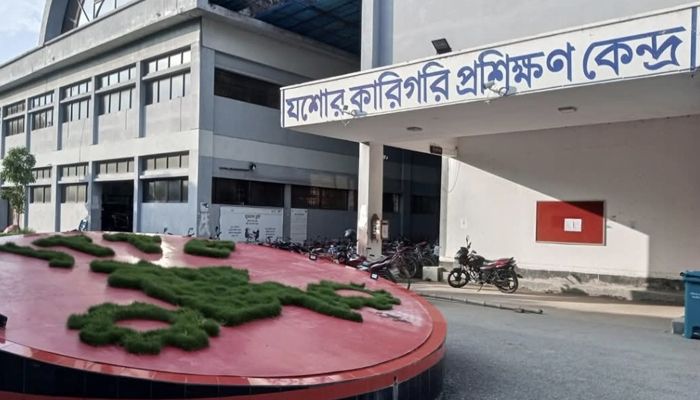 দালাল ছাড়া মেলে না সনদ