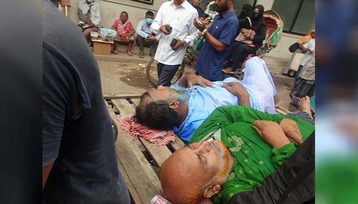 ইবতেদায়ী মাদ্রাসা শিক্ষকদের ওপর পুলিশে লাঠিচার্জ, আহত অর্ধশত