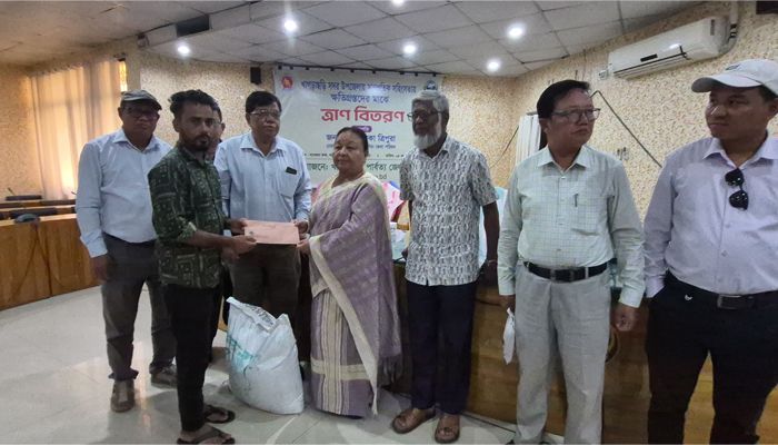 সহিংসতায় ক্ষতিগ্রস্তদের মাঝে পার্বত্য জেলা পরিষদের ত্রাণ বিতরণ