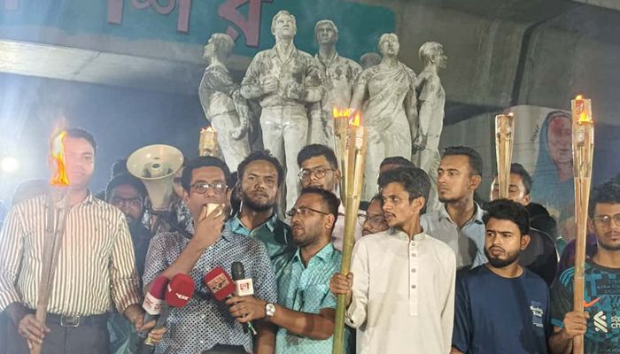 মধ্যরাতে উত্তাল ঢাবি, তিস্তা বাঁচানোর দাবি