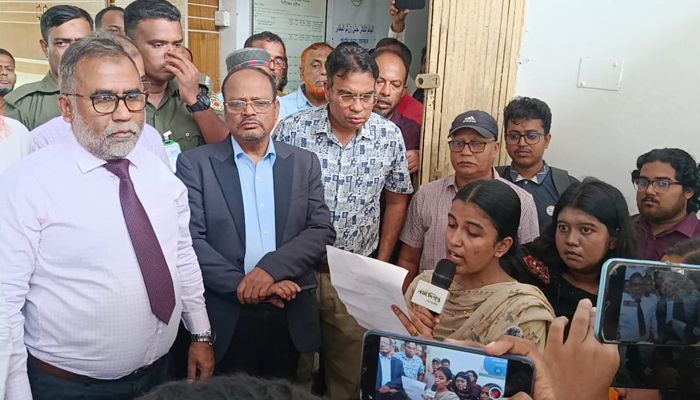 অভিযুক্ত শিক্ষকের শাস্তির দাবিতে উপাচার্যকে স্মারকলিপি