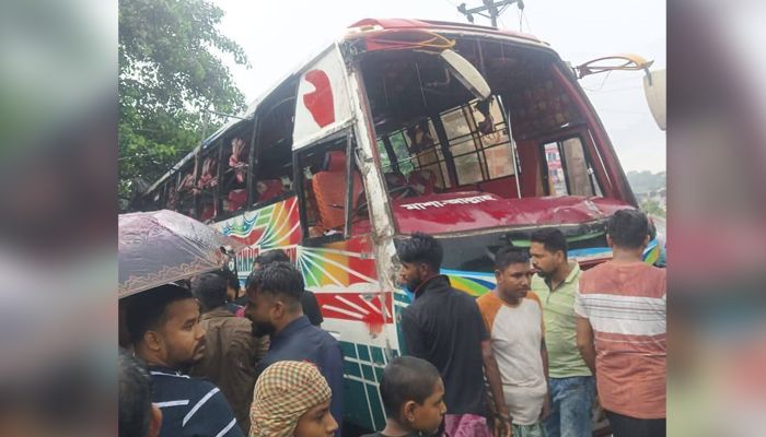 ফেনীতে বাস উল্টে নিহত ৩, আহত ১০ 