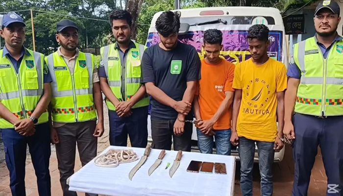অ্যাম্বুলেন্স থেকে ছুরিসহ ডাকাতির সরঞ্জাম উদ্ধার, আটক ৩