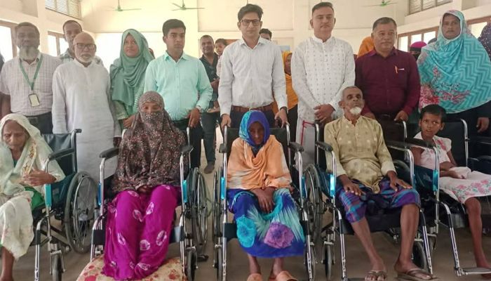 সখীপুরে প্রতিবন্ধীদের মাঝে হুইলচেয়ার বিতরণ