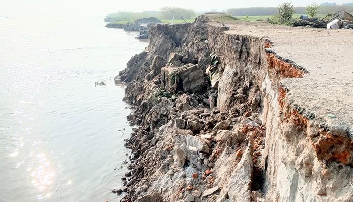 তীব্র ভাঙন আতঙ্কে পদ্মা পাড়ের দুই শতাধিক পরিবার