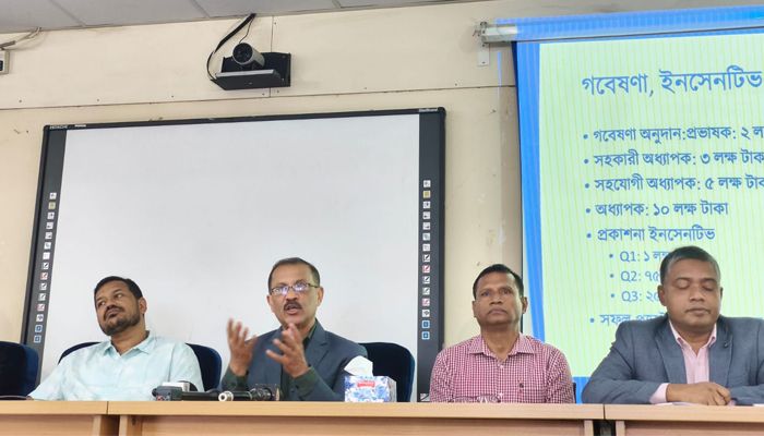 নবম পে-কমিশনের নিকট হাজার কোটি টাকার প্রস্তাবনা ঢাবির