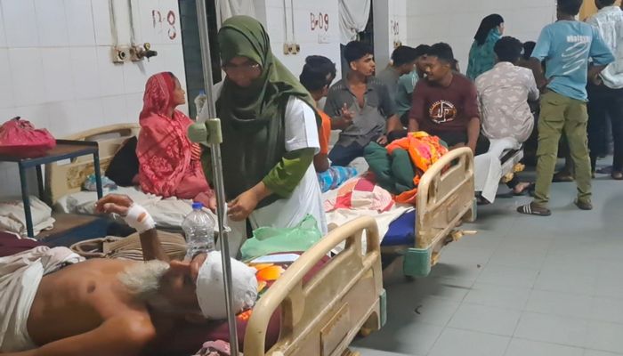 তুচ্ছ ঘটনাকে কেন্দ্র করে দু’গ্রামের সংঘর্ষে আহত ১৫
