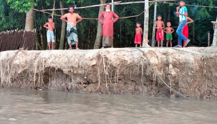 গড়াই নদীতে ভয়াবহ ভাঙন, ব্যবস্থা নেওয়ার দাবি