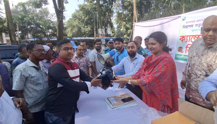 নিরাপদ সড়ক দিবসে চালকদের মাঝে হেলমেট বিতরণ