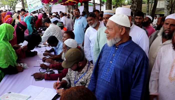 ঈশ্বরদীতে ৫ হাজার রোগীকে নিয়ে বিনামূল্যে চিকিৎসা সেবা ক্যাম্প