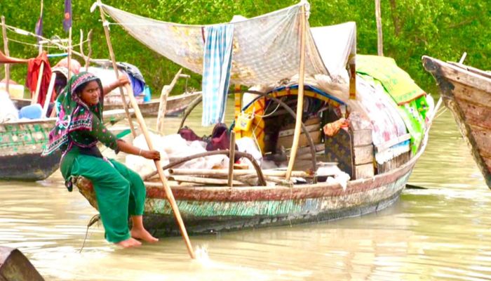 অভাব আর বঞ্চনায় কাটে নারী জেলেদের জীবন